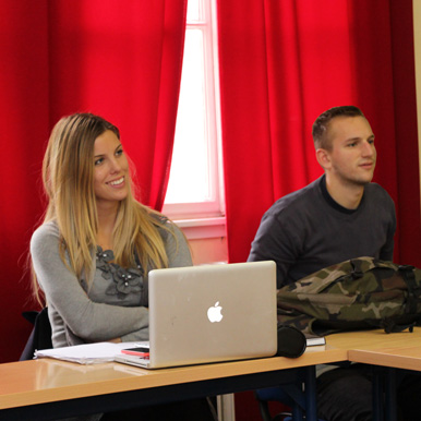 کلاس های نیمه خصوصی